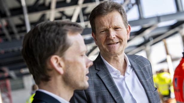 Christian Poulsen, adm. direktør i Københavns Lufthavne (t.h.), anerkender kritikken af lufthavnens problemer i paskontrollen. Daværende justitsminister Peter Hummelgaard (t.v.) besluttede i foråret i 2026 at øge bemandingen og indsætte flere politibetjente ved kontrollen.