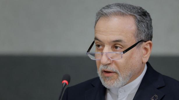 Den iranske udenrigsminister, Abbas Araghchi, sagde tidligere søndag til CBS, at Iran har ret til at forsvare sig selv, hvis USA angriber, men at der er en god chance for en diplomatisk løsning.