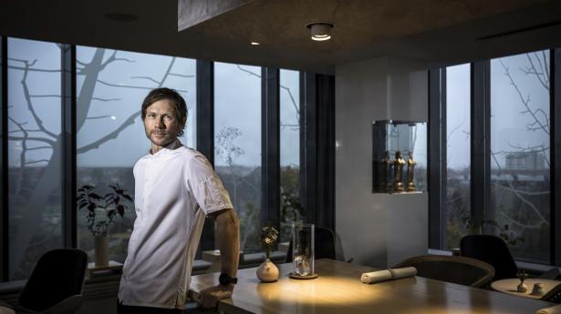 Rasmus Kofoed er kok og restauratør, og vandt i 2011 guldmedalje ved Bocuse d’Or. Han er medejer af Restaurant Geranium, som har tre Michelin-stjerner.