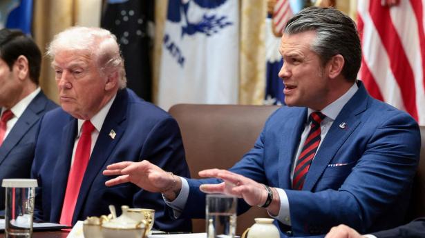 USA's forsvarsminister, Pete Hegseth (til højre), har sagt, at det amerikanske militær er parat til at udføre enhver ordre fra USA's præsident, Donald Trump, efter at USA har sendt et stort krigsskib til Iran. 