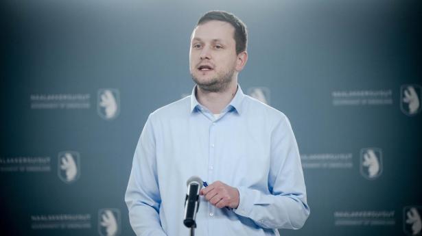 Jens-Frederik Nielsen, der er formand for Naalakkersuisut, Grønlands regering, holder pressemøde mandag aften.