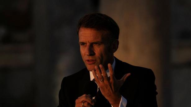 Macron sætter Trump i bås med Putin og Xi under møde i Athen