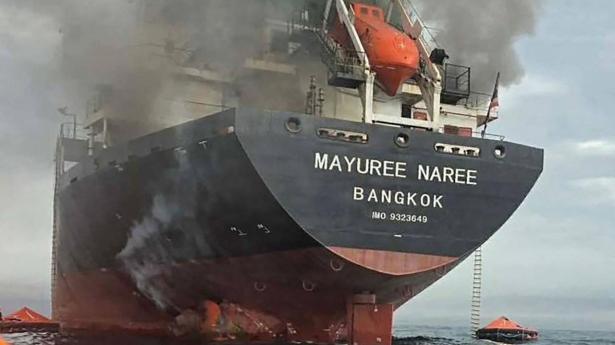 Røgen strømmer op fra den thailandske bulkcarrier "Mayuree Naree", der onsdag blev angrebet under sejlads i Hormuzstrædet. Tyve besætningsmedlemmer er reddet fra skibet.