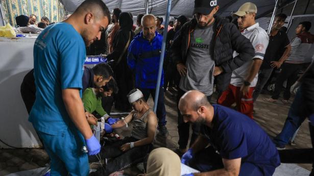 En såret palæstinenser modtager behandling på Al-Ahli Arab Hospital i Gaza By efter et israelsk angreb onsdag. 
