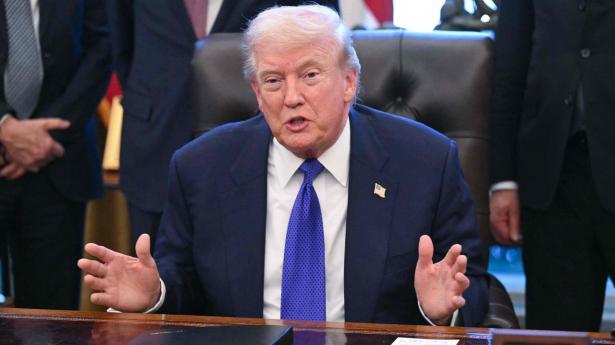 Donald Trump taler mandag til pressen ved sit skrivebord i Det Ovale Værelse. Forslag til budgetaftale mangler godkendelse fra Repræsentanternes Hus, før det kan lande og underskrives på præsidentens skrivebord.