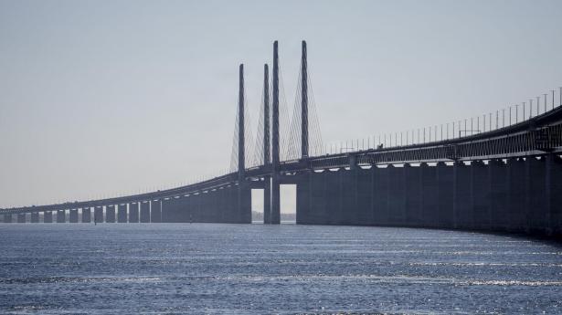Den svenske regering har for nylig fremlagt en statslig udredning om fremtidens transporter over Øresund. Den invitation bør Danmark gribe, for der er ingen plan for, hvad der skal ske, når Øresundsbroen når sin maksimale kapacitet omkring 2050, skriver indlæggets afsendere. 