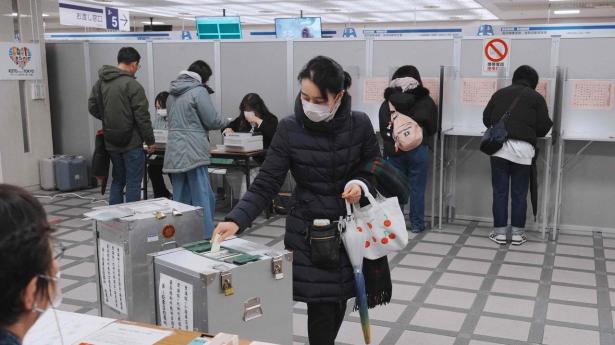Ifølge valgstedsmålinger offentliggjort af public service-tv-stationen NHK ser det ud til, at regeringsparitet LDP vil få et langt større flertal end før.