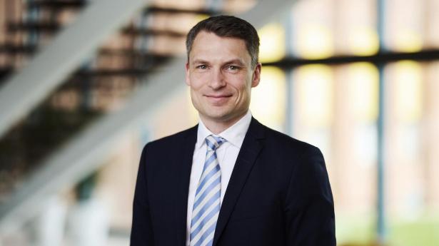 “Andet kvartal 2026 bød på en stærk kommerciel og finansiel udvikling, hvor omsætningsvæksten accelererede på tværs af alle tre forretningsområder,” udtaler FLS’ adm. direktør Toni Laaksonen i en selskabsmeddelelse.