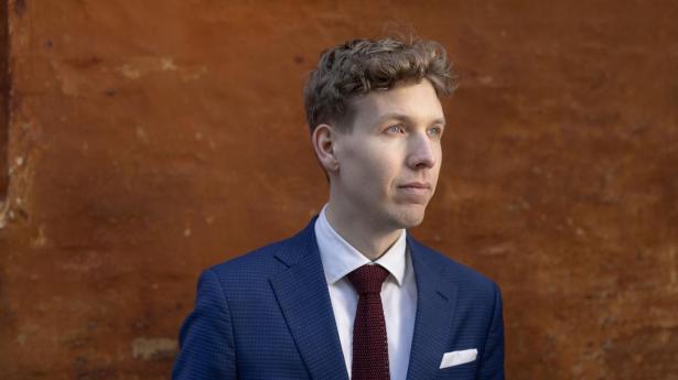 Akademikernes formand bevæger sig ud på et skråplan, når han efterlyser en obligatorisk lederuddannelse, skriver Rasmus Brygger.