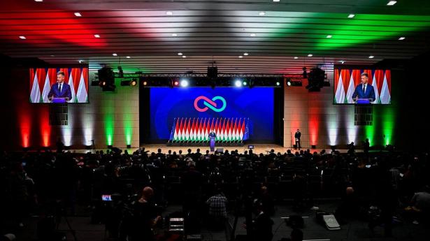 Péter Magyar, hvis parti Tisza vandt valget i Ungarn søndag, holder mandag en lang pressekonference, hvor han tager sig tid til at svare på en bred vifte af spørgsmål - i modsætning til den nuværende premierminister, Viktor Orbán, der ofte kun svarer på nogle få spørgsmål fra venligsindede medier. 