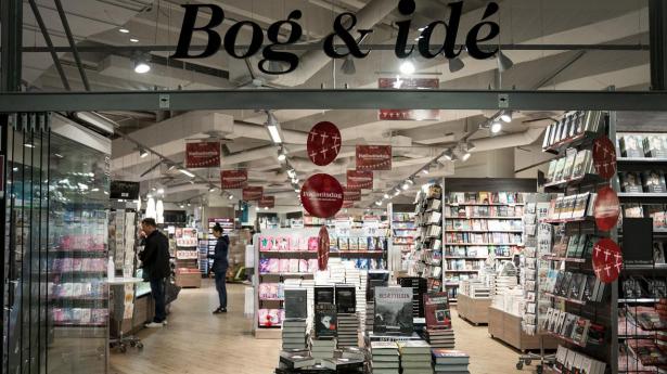 Bog & idé-kæden sælger tyggegummi fra to maskiner. Det betyder, at kædekontoret i Horsens betragtes som en fødevarevirksomhed. Fødevarestyrelsen afsætter 30 minutter til hvert besøg hvert andet år. Den samme tid afsættes til en stor dagligvareafdeling i et supermarked.