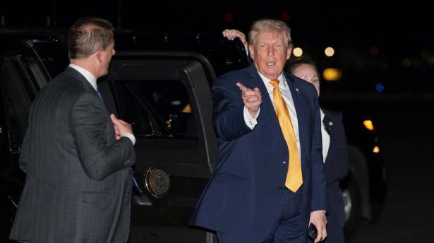 USA's præsident, Donald Trump, gik søndag om bord på Air Force One, hvor journalister natten til mandag har spurgt ham til Grønland.