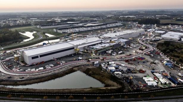 De lande, der tiltrækker investeringerne, får ikke blot datacentrene. De får hele værdikæden: avancerede energiløsninger, køleteknologi, byggeri, rådgivning, automation og forskning, pointerer Henrik Hansen.