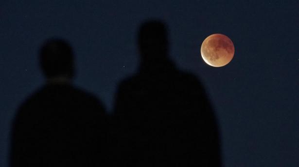 For et par årtier siden ville det have været stjernetosset. Men nu om dage er der mange gode grunde til at gribe ud efter mulighederne højt oppe over vores hoveder, skriver erhvervsdirektør Lone Ryg Olsen og astronaut Andreas Mogensen.