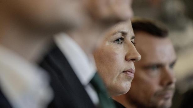 Socialdemokratiets formand Mette Frederiksen satte et ministerhold, der af de fleste betragtes som en klar indblanding i arvefølgen i S. Det har udløst stor vrede og antændt en ild, der endnu ikke er slukket. 
