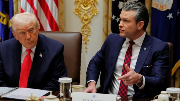 USA's præsident, Donald Trump, leder kabinetsmødet, og forsvarsminister Pete Hegseth sidder ved hans side. Under mødet kommer de ind på det omstridte angreb på en formodet smuglerbåd i Caribien. 