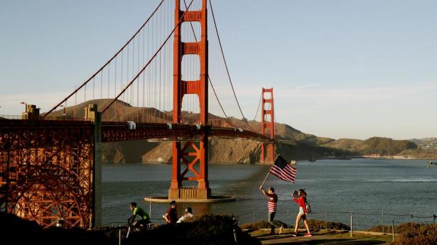 SAN FRANCISCO, CALIFORNIA - NOVEMBER 11: Protesters carry an American flag during an anti-vaccination rally at the Golden Gate Bridge on November 11, 2021 in San Francisco, California. Protesters against the COVID-19 vaccination gathered at the Golden Gate Bridge to rally against vaccine mandates. Justin Sullivan/Getty Images/AFP == FOR NEWSPAPERS, INTERNET, TELCOS & TELEVISION USE ONLY ==