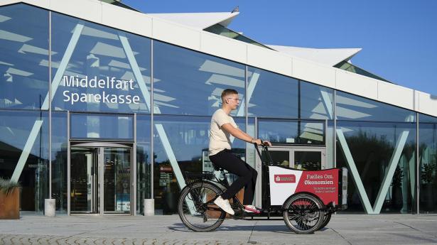 Middelfart Sparekasse køber en mindre sparekasse på Djursland.