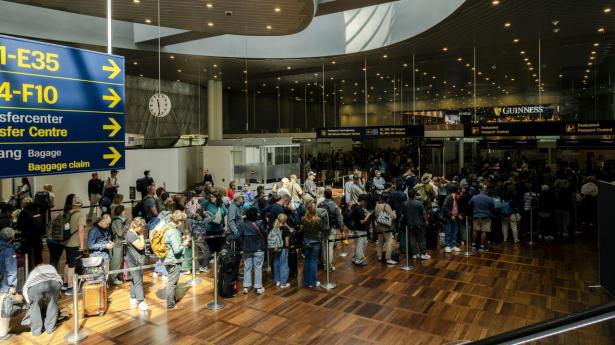 Ventetiderne til paskontrollen i Københavns Lufthavn har i løbet af foråret kostet passagerer både tålmodighed og missede afgange. Da Børsen besøger lufthavnen i juni, er køerne fortsat lange.