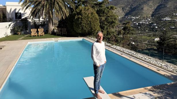 Søren Kaster var ikke klar til pension: Nu har han et græsk refugium