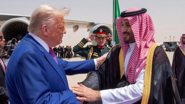 Trump og Saudi-Arabien forhandler om forsvarsaftale