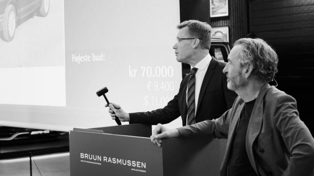 Christian Grau stod side om side med auktionarius under selve auktionen. Han havde også stået for kuratering og vurdering af udvalget.