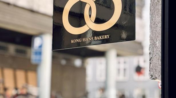 Brødsalget foregår fra et kældervindue i Vingårdsstræde.