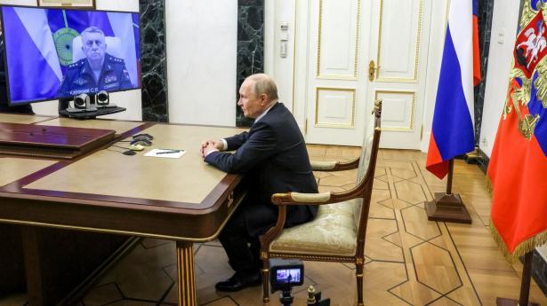 Præsident Vladimir Putin holder møde med sikkerhedsrådet via en videoforbindelse fra Kreml den 8. juni, dagen inden fejringen af sejren over Nazityskland i 1945. 