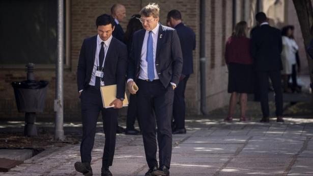Her ses Forsvarsminister Troels Lund Poulsen (V) sammen med sin tidligere særlige rådgiver, Søren Olufsen, til EU-forsvarsministermøde i 2023.