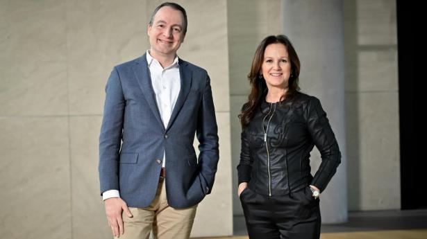 Accenture har tilføjet endnu et AI-selskab til virksomheden. På billedet ses Juan María Aramburu, adm. direktør i Keeper og Mercedes Oblanca, der leder Accenture i Spanien og Portugal.