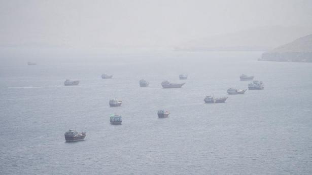 Skibe nær Hormuzstrædet set fra Musandam i Oman.