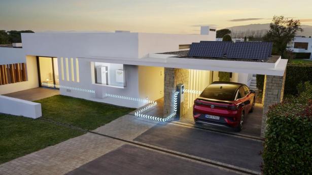 Vehicle-to-grid-teknikken gør det muligt for en almindelig elbil at indgå i det offentlige energinet. Et dansk forsøg viser, at en ejer af en elbil vil kunne tjene op til 17.000 kr. om året.