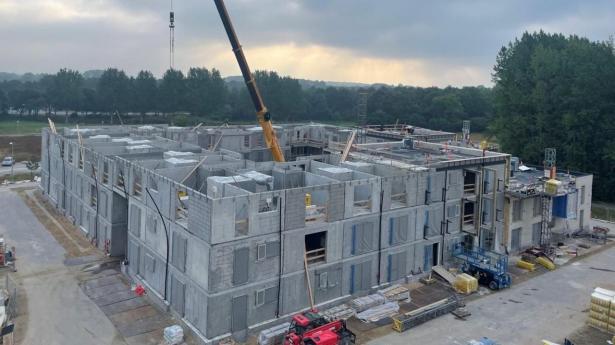 Det er vægelementer som disse i letbeton, hvor Teknologisk Institut i samarbejde med bl.a. virksomheden Leth Beton har søgt at integrere biokul for at reducere CO2-aftrykket i elementerne. 