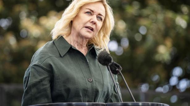 Mona Juul studser over ros af ATP: Kaldes “fremragende” trods milliardtab