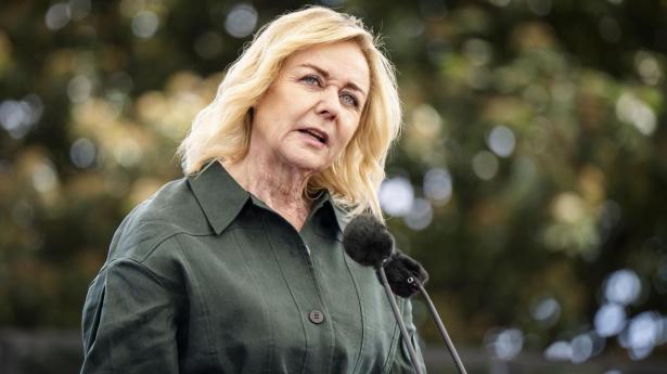 Mona Juul studser over ros af ATP: Kaldes “fremragende” trods milliardtab