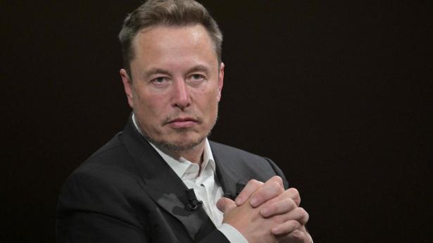 Den amerikanske rigmand Elon Musk ligger fortsat i toppen på Forbes' liste over verdens milliardærer. Det fremgår på listen, at han besidder en nettoformue på 779,6 milliarder dollar. 
