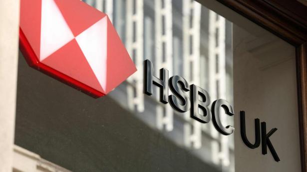 Der er kritik af en stigende aflønning i bestyrelsen i storbanken HSBC, der stort set hele sidste år jagtede en permanent afløser til bestyrelsesformandsposten.