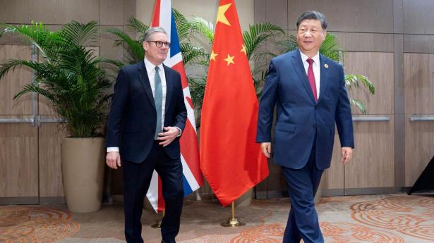 Premierminister Keir Starmer må som mange andre regeringschefer nu hægte sig på Kina som en stor, stabil partner i den globale økonomi. Her med præsident Xi Jinping ved et G20-topmøde i Rio de Janeiro i november 2024.