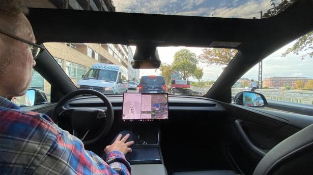 Selvkørende Tesla brillerer i københavnsk myldretidstrafik