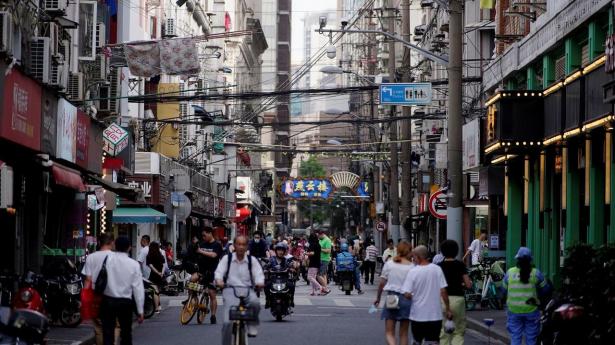 Kinas befolkning skrumper for fjerde år i træk