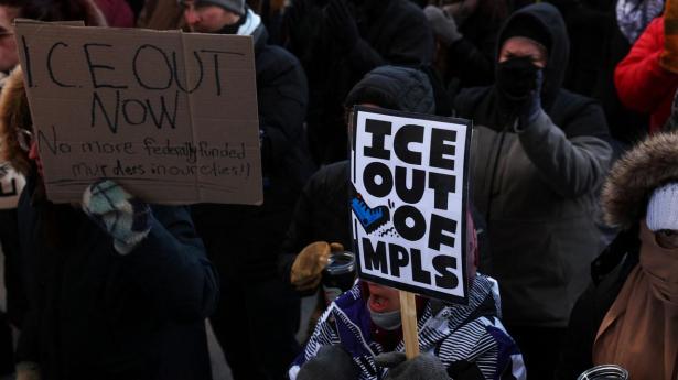 Søndag har folk deltaget i en demonstration i Minneapolis i Minnesota. Det sker dagen efter, at den 37-årige mand Alex Pretti blev skudt og dræbt af grænsepoliti i byen. Trump siger, at hændelsen undersøges.
