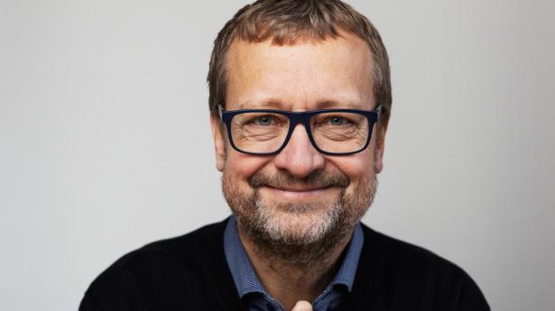 Hjerneforsker: Derfor er det sundt at tage en lur – også på arbejdet