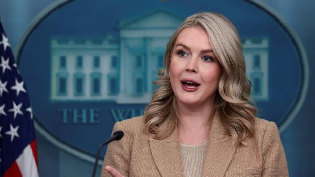 Karoline Leavitt siger, at admiral handlede inden for lovens rammer, da USA's militær i september udførte et dobbeltangreb på en båd i Caribien. 