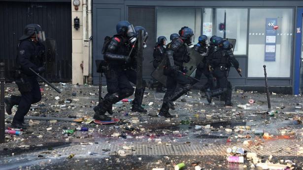 Demonstranter stormer rådhus under protester i Frankrig