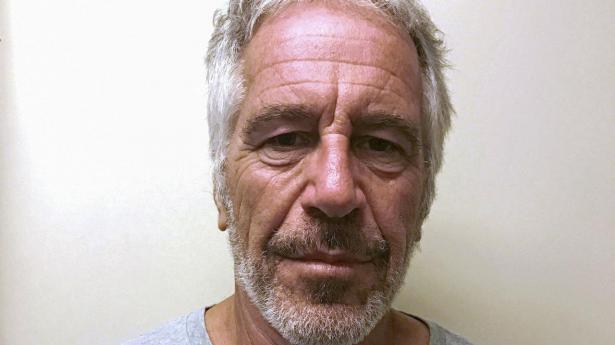 Det foto af den amerikanske finansmand Jeffrey Epstein, der blev taget, da Epstein i 2017 blev indskrevet i staten New Yorks register over dømte sexforbrydere. Epstein var dengang tiltalt i en sag om prostitution, der involverede en mindreårig. Han blev dømt, men indgik en aftale der betød, at han fik en meget mild straf. To år senere blev han igen anklaget for seksualforbrydelser, men tog sit eget liv inden sagen kom for retten. 