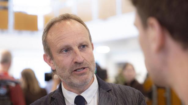 Der skal prioriteres bedre og mere præcist i køen til elnettet, lyder det fra erhvervsminister Martin Lidegaard.