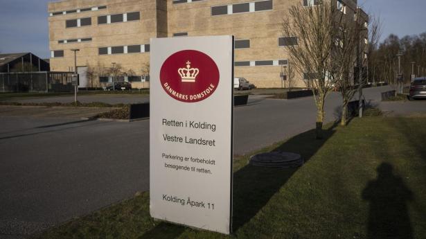 En dommer i Retten i Kolding idømte onsdag erhvervsmanden Peter Larsen fire et halvt års fængsel og en bøde på 55,4 mio. kr. i en sag om grov økonomisk kriminalitet