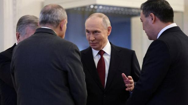 “Selv en diktator kan være nødt til at signalere, at vedkommende forstår almindelige menneskers bekymringer, og det er også tilfældet for Putin,” skriver Flemming Splidsboel.