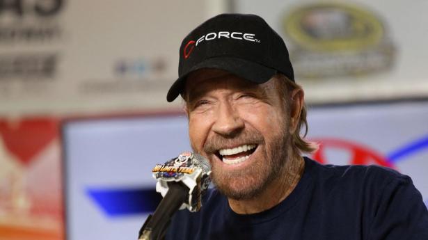 Den amerikanske skuespiller Chuck Norris er død i en alder af 86 år. Her ses han i forbindelse med et Nascar-racerløb i 2016.