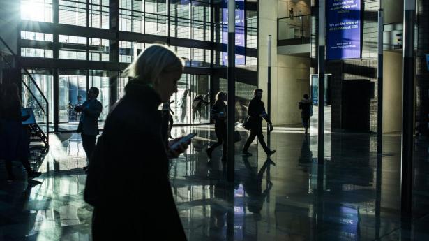 Debatten om ligestilling er blevet sort-hvid. Det begynder i et kommentarfelt på sociale medier og bliver hurtigt trukket så hårdt op, at meningen forsvinder. Men ligestilling er hverken et kvinde- eller mandeprojekt. Det er et fælles ansvar.